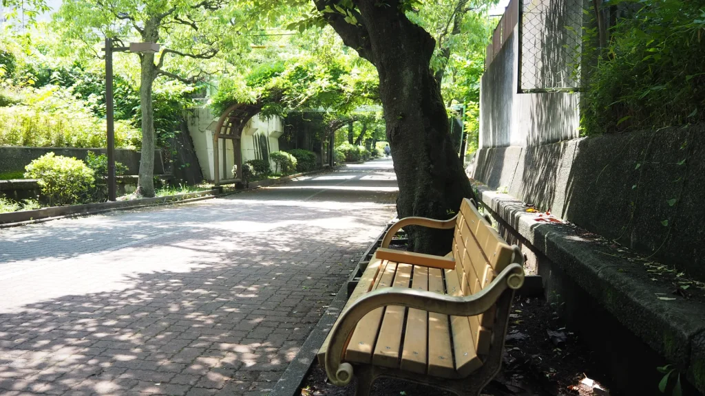 南砂緑道公園の木陰のベンチ